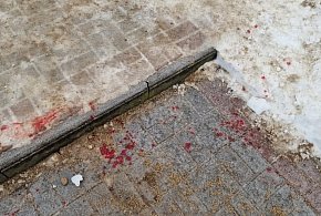 Dramat na chodniku w Ostródzie! Dwa upadki - potłuczenia, uraz głowy, utrata przyt