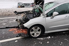 Gołoledź na trasie S51! Zderzenie czterech samochodów osobowych i ciężarowego