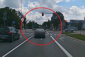 Olsztyn: 21-latka w BMW z impetem przejechała skrzyżowanie na czerwonym świetle