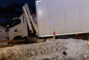 DW 610: Ciężarówka uderzyła w drzewo, jedna osoba uwięziona pod naczepą