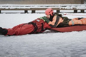 Wspólne szkolenie na lodzie terytorialsów i strażaków z Morąga