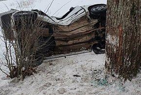 Gm. Łukta: Auto uderzyło w drzewo, dwie osoby trafiły do szpitala