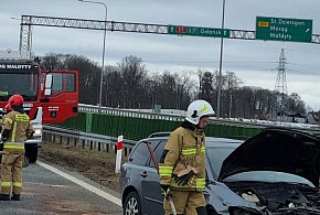 Volvo uderzyło w bariery na S7 w okolicach miejscowowści Sople koło Małdyt
