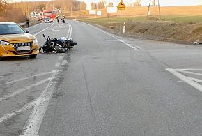 Zderzenie peugeota z motocyklem na krajowej 16-stce. 2 osoby w szpitalu