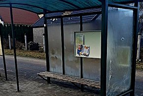 Iława: 11 i 14-latek niszczyli przystanek autobusowy bo zdenerwowali się na