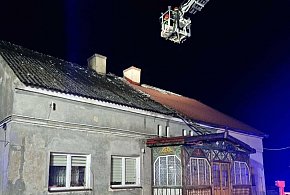 Mostkowo: Nocny pożar domu wielorodzinnego w gm. Łukta [FOTO]