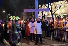 Ostróda: Tłumy wiernych na Drodze Krzyżowej, która przeszła ulicami miasta