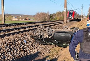 Lipinki: Zderzenie pociągu Bydgoszcz - Olsztyn z samochodem. 1 osoba poszkodowana