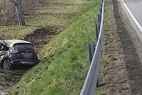 Samochód w rowie na trasie Morąg–Małdyty. Dwie osoby w szpitalu