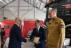 Morąg: Nowa hala, samochód i sprzęt dla strażaków z KP PSP