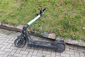 Gwałtowny wzrost liczby wypadków na hulajnogach. Jazda w kasku może zmniejszyć ska