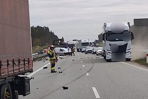 Piławki: Na S7 ciężarówka najechała na pojazd służby drogowej
