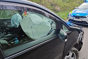 Miłakowo: Volkswagen uderzył w drzewo, kierująca trafiła do szpitala