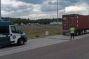 Olsztynek: Gigantycznie przeładowana ciężarówka zatrzymana na S7