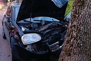 Budwity: Volskwagen uderzył w drzewo - 3 osoby w szpitalu, kierująca bez uprawnień
