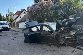 Giżycko: BMW uderzyło w ogrodzenie. Kierowca uciekł z miejsca zdarzenia