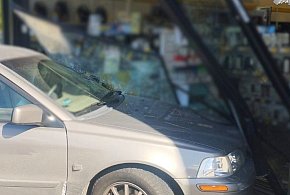 Pisz: 92-latka wjechała autem w witrynę sklepu. Pomyliła biegi w automacie