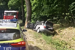 Gmina Morąg: Audi uderzyło w drzewo. 25-latka trafiła do szpitala