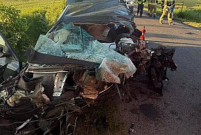 Bartoszyce: Tragiczny wypadek. BMW uderzyło w drzewo - nie żyje 21-letni kierowca