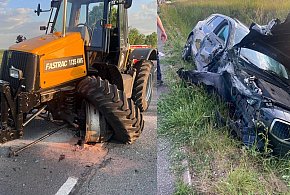 Gm. Giżycko: Zderzenie ciągnika i Volvo. DK59 zablokowana