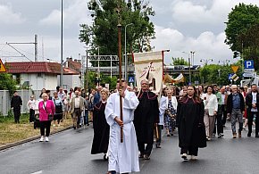 Ostróda: Tłumy wiernych na procesjach Bożego Ciała w Ostródzie