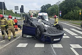 Olsztyn: Lexus wjechał na czerwonym świetle i zderzył się z Peugeotem