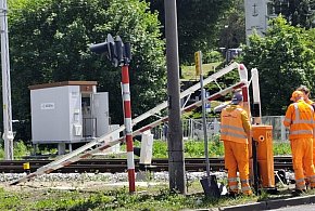 Ostróda: Kierowca fiata wyłamał wyłamał szlaban na przejeździe kolejowym