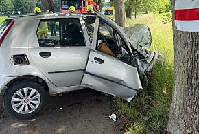 Gm. Ostróda: Kierujący Fiatem uderzył w drzewo. Droga była zablokowana