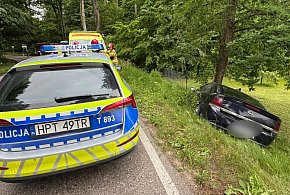 Gm. Łukta: Chwila nieuwagi zakończyła się w rowie. Senior rozbił auto pod Taborzem