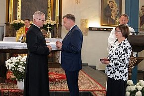 Ks. Proboszcz Andrzej Zdziarski z Florczaków w gm. Łukta odznaczony przez Prezyden
