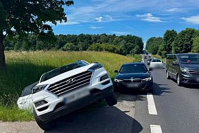 Ostróda: Zapomniał zaciągnąć hamulec ręczny - samochód stoczył się na krajówce