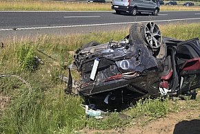 Lutek: Dachowanie BMW na trasie S7 pod Olsztynkiem. Pięć osób w szpitalu