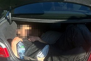 Mrągowo: Czterech nielegalnych migrantów w BMW. Dwóch jechało w bagażniku