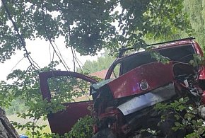 Gm. Miłomłyn. Nietrzeźwy 20-latek uderzył w drzewo! 4 młode osoby ranne