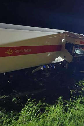 Ciężarówka wypadła z drogi i przebiła bariery na S7-12766