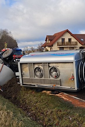 Zablokowana DK 16 - przewróciła się cysterna z paliwem!-12818