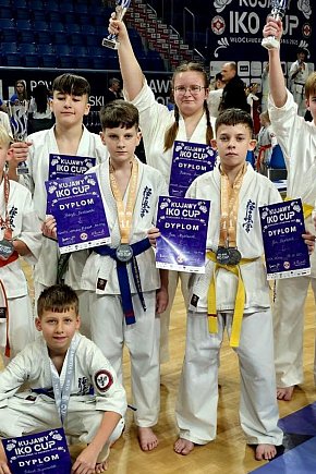 12 medali ostródzkich karateków we Włocławku-12855