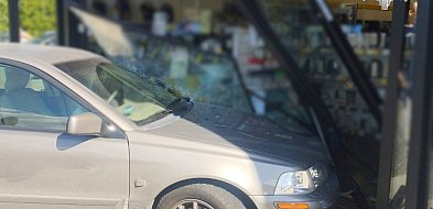 Pisz: 92-latka wjechała autem w witrynę sklepu. Pomyliła biegi w automacie