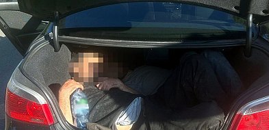Mrągowo: Czterech nielegalnych migrantów w BMW. Dwóch jechało w bagażniku