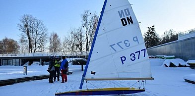 Nietypowe zdarzenie na jeziorze Ukiel. Dwie osoby potrącone przez bojer