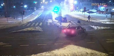 Tankowanie przerwał huk. Pijany kierowca uderzył w słup i próbował uciec