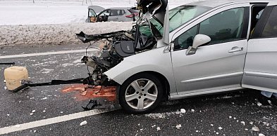 Gołoledź na trasie S51! Zderzenie czterech samochodów osobowych i ciężarowego