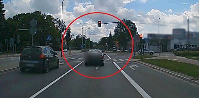 Olsztyn: 21-latka w BMW z impetem przejechała skrzyżowanie na czerwonym świetle