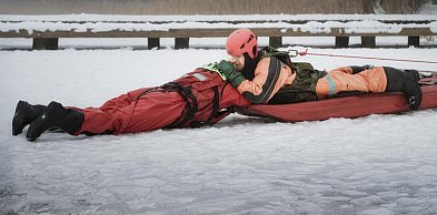 Wspólne szkolenie na lodzie terytorialsów i strażaków z Morąga