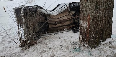 Gm. Łukta: Auto uderzyło w drzewo, dwie osoby trafiły do szpitala