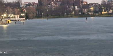 Niebezpieczny challenge na zamarzniętych jeziorach?