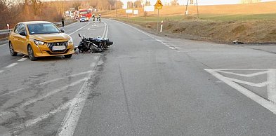 Zderzenie peugeota z motocyklem na krajowej 16-stce. 2 osoby w szpitalu