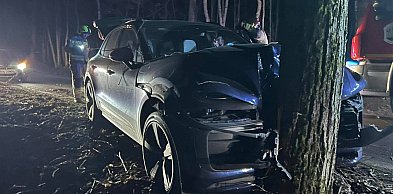 Samochód osobowy uderzył w drzewo na trasie Worliny-Łęguty [FOTO]