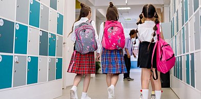 Jak dobrać gabloty informacyjne i szafy metalowe do szkół? Przewodnik po bezpieczn