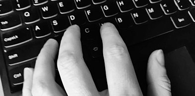 Powiat Ostródzki: Miłość z internetu okazała się oszustwem. Kobieta straciła 12